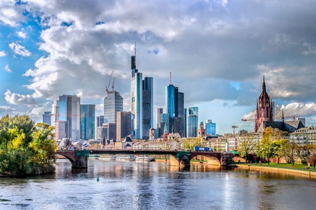 Frankfurt Skyline und eine Brücke