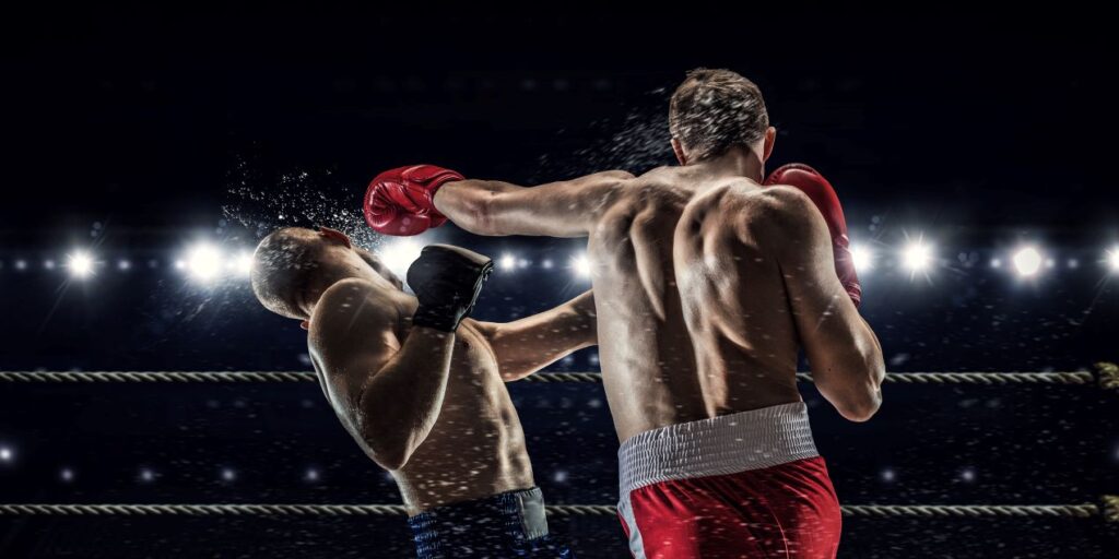 Zwei Boxer in einem intensiven Schlagabtausch im Ring bei einem Kampfsport-Event in München