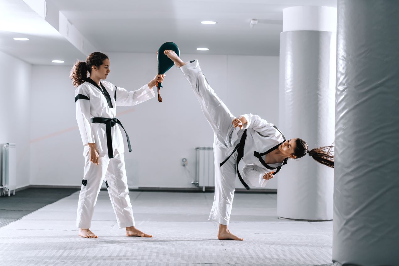 Zwei Frauen in einem Kampfsport-Dojo während eines Taekwondo-Trainings in München