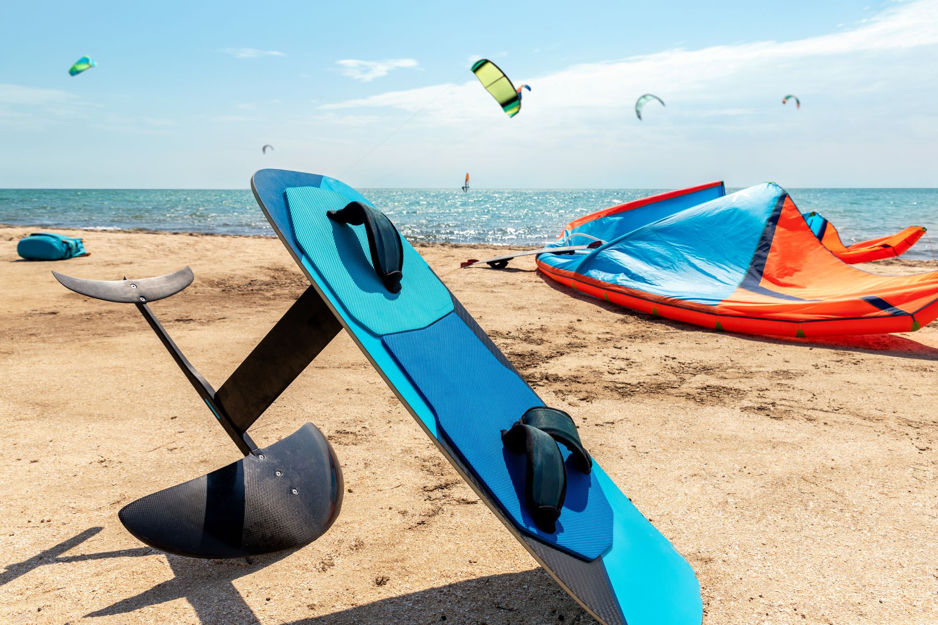 Efoil-Board am Strand mit Ausrüstung