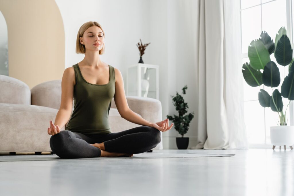 Frau macht Yoga zur Entspannung.