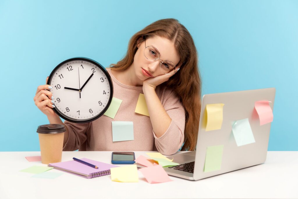 Frau mit Uhr und Aufgaben im Büro.