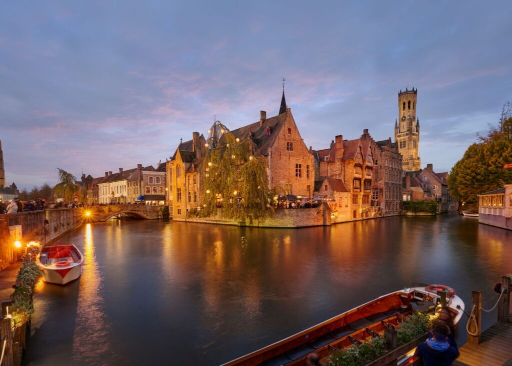 Malerische Kanäle und beleuchtete Gebäude in Brügge bei Sonnenuntergang – perfekt für eine romantische Bootstour oder einen exklusiven Abend mit Escort Brüssel.