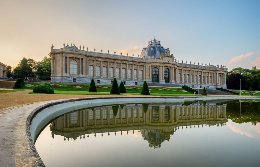 Das prächtige Afrikamuseum in Tervuren bei Sonnenuntergang, umgeben von eleganten Gärten – ideal für einen exklusiven Natur- und Kulturausflug mit Escort Brüssel.