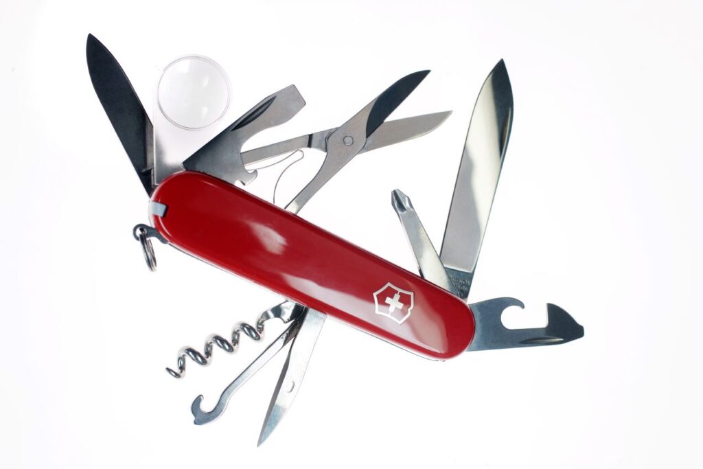 Rotes Schweizer Taschenmesser mit mehreren Klingen und Werkzeugen, ideal für Camping und Alltag. 