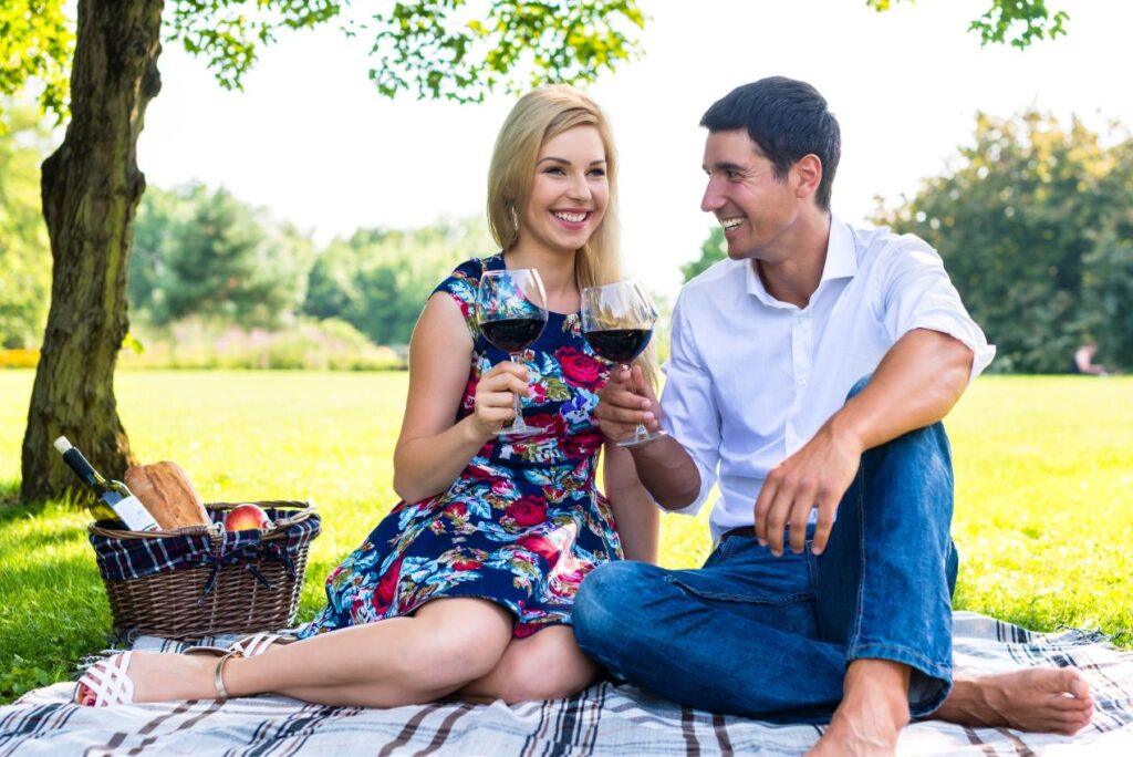 Ein stilvolles Picknick mit Wein und frischen Köstlichkeiten im Grünen – eine exklusive Möglichkeit, die Natur in Brüssel mit Escort Brüssel zu genießen.