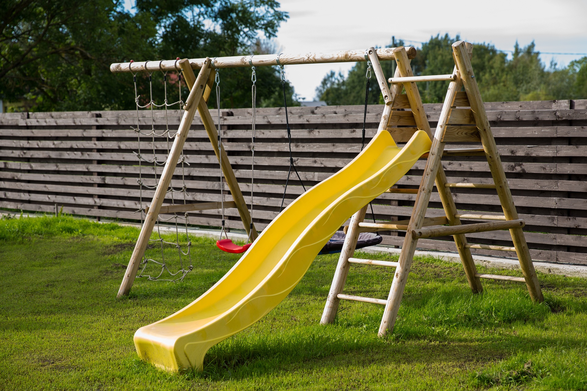 Gabelstapler Vermietung beim Aufbau von Holzspielgeräten