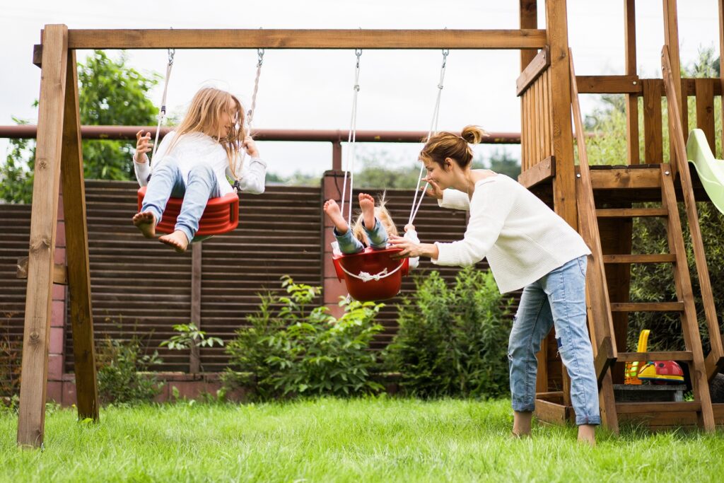 Familienprojekt mit Gabelstapler Vermietung im Garten