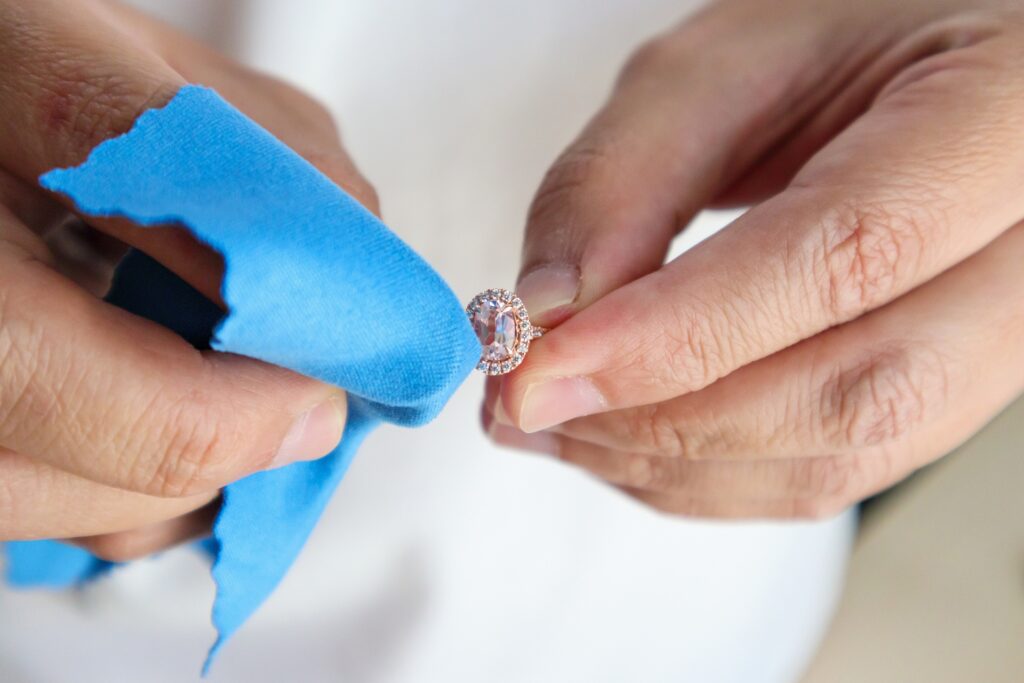 Ringreinigung mit Mikrofasertuch | Eheringe