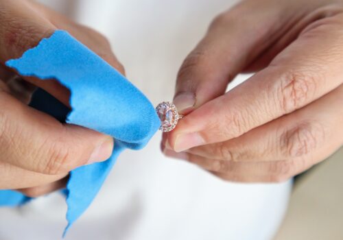 Pflegeleicht und langlebig – so bleibt Schmuck schön