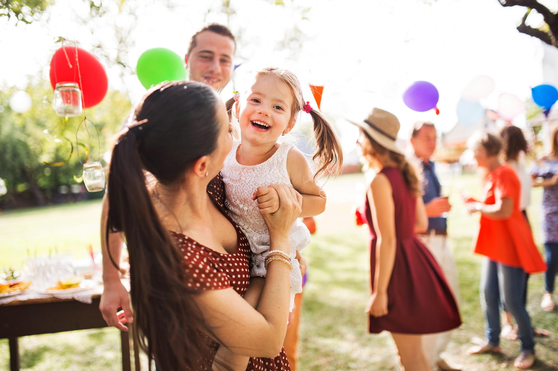 Mutter und Kind mit bunter Gesichtsbemalung beim Sommerfest | Fotobox Flensburg