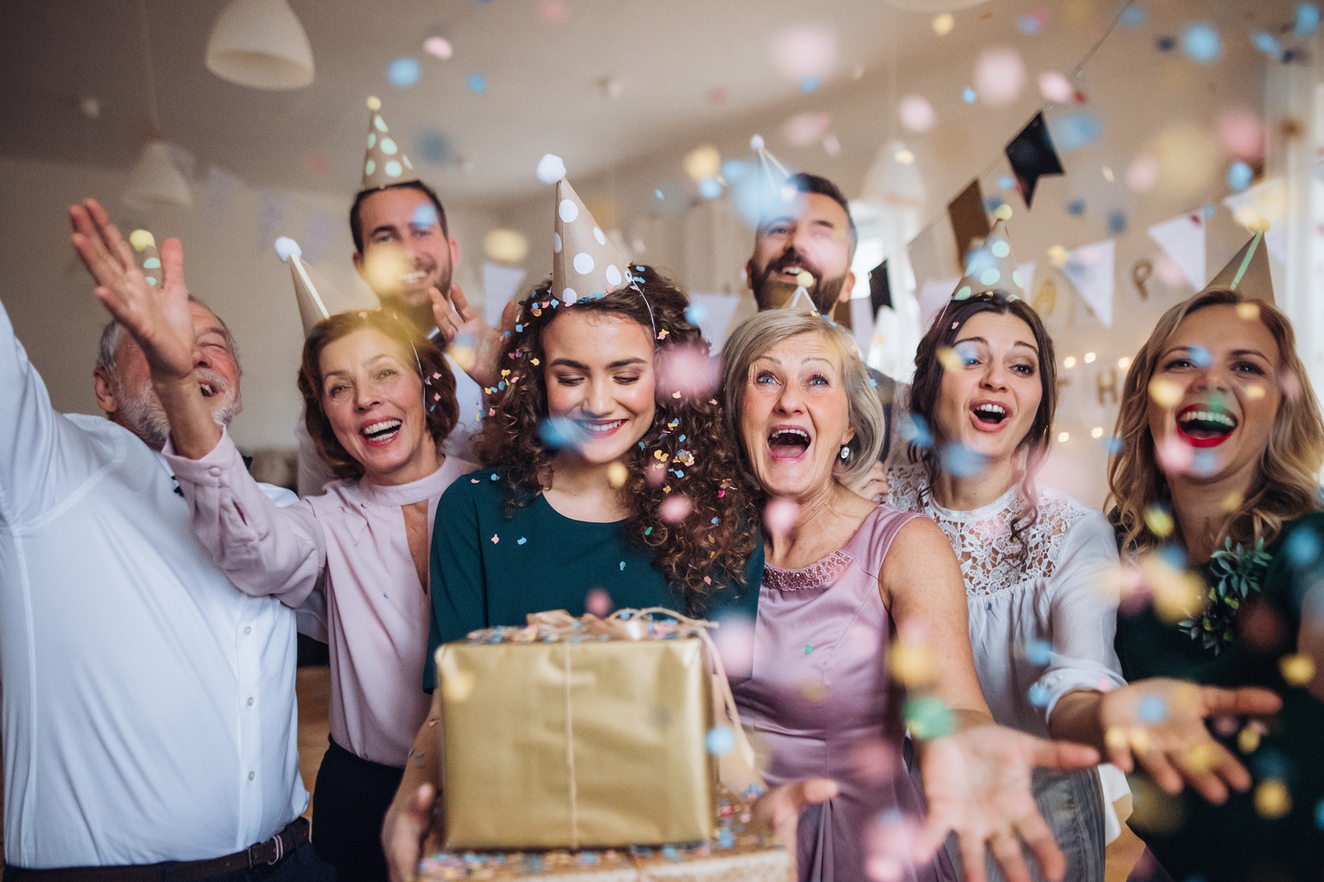 Gruppe feiert Geburtstag mit Konfetti und Geschenken | Fotobox Flensburg